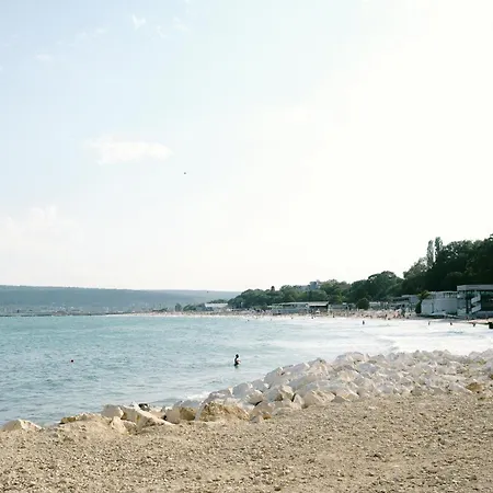 Sunny 2-bedroom With Sea View 아파트 바르나