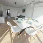 Апартамент Sunny 2-bedroom With Sea View *