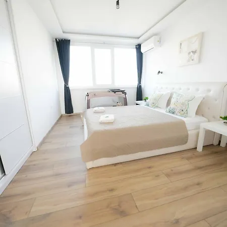Sunny 2-bedroom With Sea View Апартаменти Варна