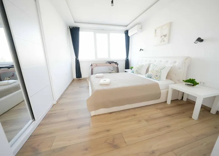 Sunny 2-bedroom With Sea View Apartamento Varna