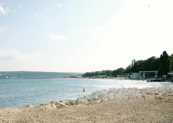 Sunny 2-bedroom With Sea View Appartamento Varna